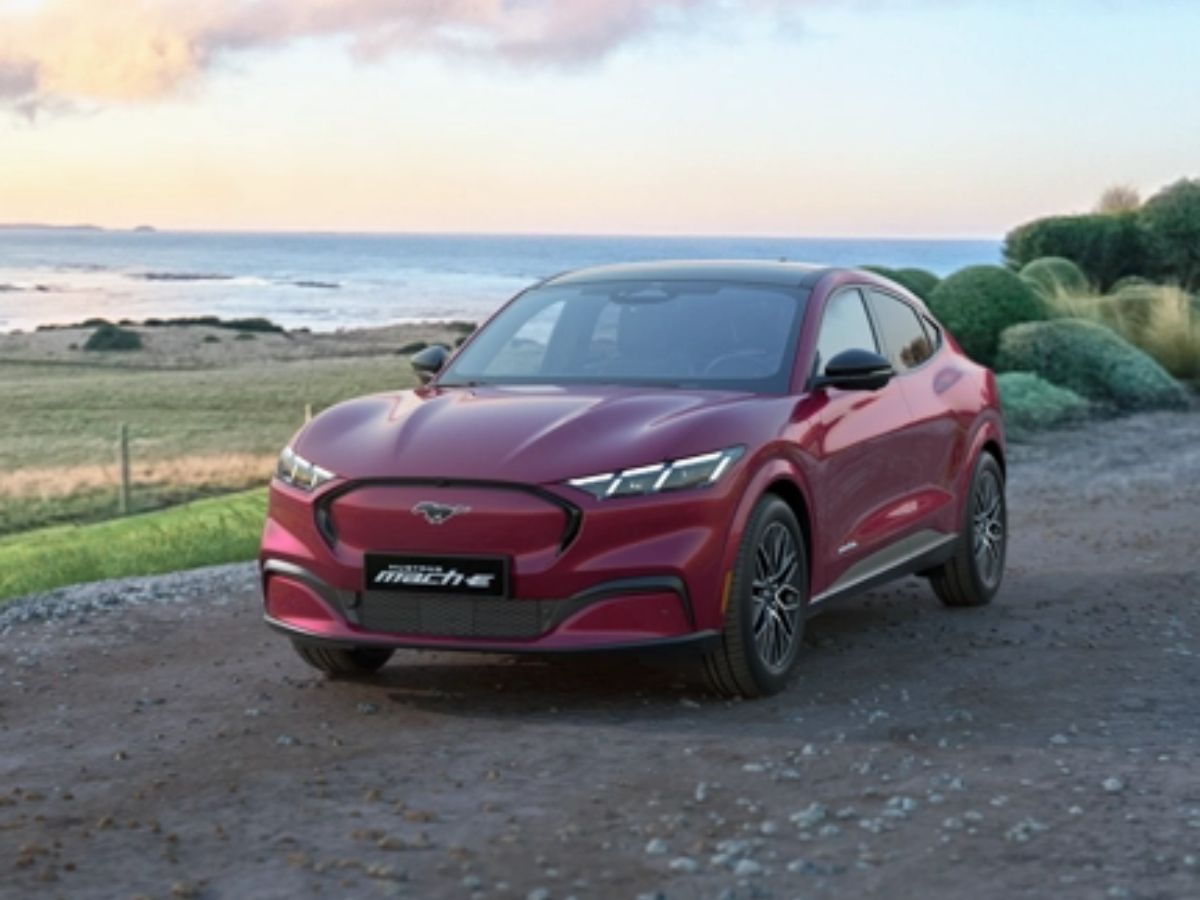 Thiết kế ngoại thất hoàn toàn mới Ford Transit Hoàn Toàn Mới là cuộc cách mạng cả về thiết kế và tính năng sản phẩm, mang đến cho hành khách sự thoải mái, tiện nghi, an toàn và đầy phong cách. Với (6)